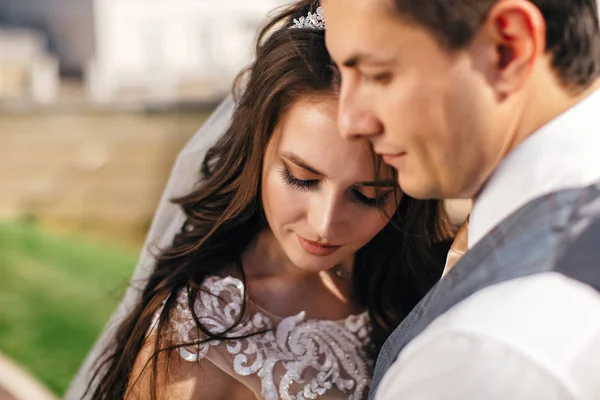 Rusya, Orenburg - 15.08.2018: Nazik gelin ve damat