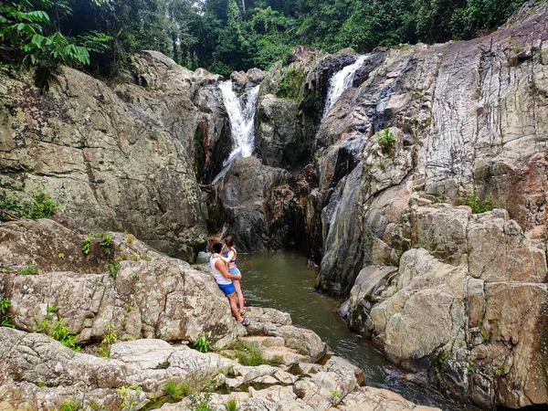 Samui, Tayland - 21.09.2018: Balayı. Yeni evliler Samui'deki şelaleye hayran.