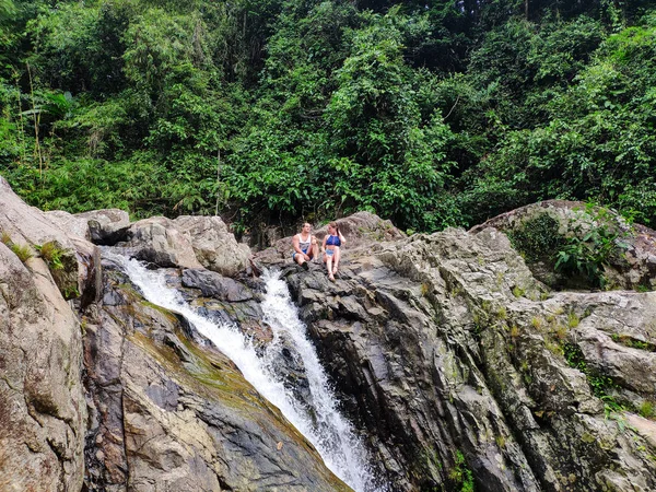 Samui, Tayland - 21.09.2018: Balayı. Yeni evliler Samui'deki şelaleye hayran.
