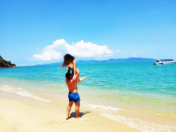 Moo 3, Samui, Tayland - 20.09.2018: Balayı. Mutlu yeni evliler sahilde dinlenebilir, Siam Körfezi'nin doğasını ve güzelliğini hayranlıkla seyrederler.