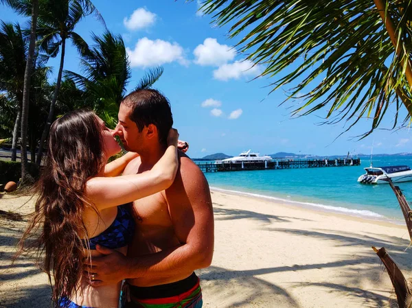 Moo 3, Samui, Tayland - 20.09.2018: Balayı. Mutlu yeni evliler sahilde dinlenebilir, Siam Körfezi'nin doğasını ve güzelliğini hayranlıkla seyrederler.