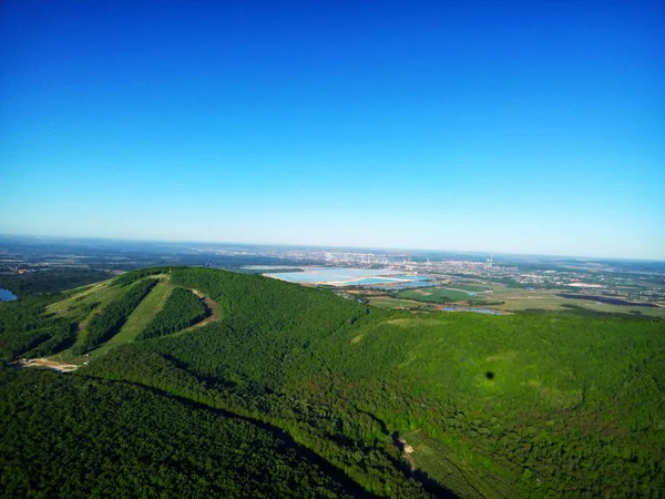 Başkurdistan Cumhuriyeti, Bashkiria - 27.05.2018. Bir el ve kalp balonu teklif edin. Dağın en iyi manzarası, yeşillik ve mavi gökyüzü.