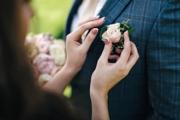 Rusya, Orenburg - 15.08.2018: Gelin boutonniere'yi düzeltti