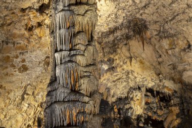 Aggtelek, Macaristan Baradla mağarasının iç. Duvardaki kireç infiltrasyon