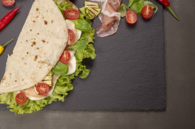 İtalyan piadina romagnola gözleme marul, domates, salam jambon, mozzarella peyniri ve kızarmış kabak ile