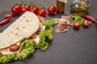 İtalyan piadina romagnola gözleme marul, domates, salam jambon, mozzarella peyniri ve kızarmış kabak ile