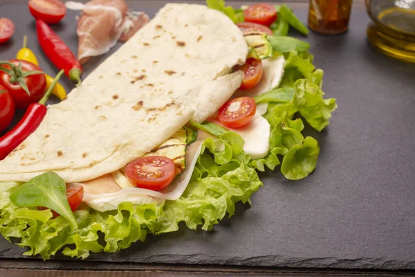 İtalyan piadina romagnola gözleme marul, domates, salam jambon, mozzarella peyniri ve kızarmış kabak ile