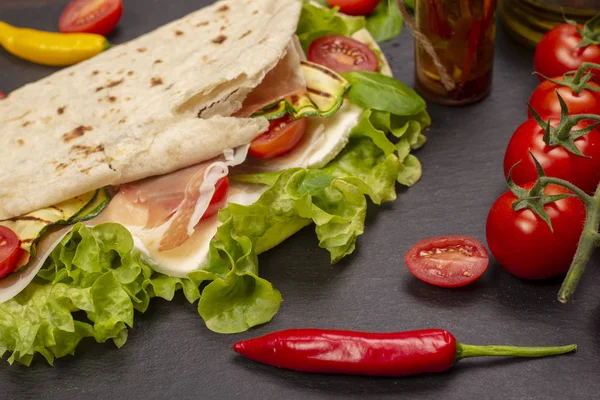 Pane Piatto Alla Piadina Romagnola Con Lattuga Pomodorini Prosciutto Mozzarella — Foto Stock