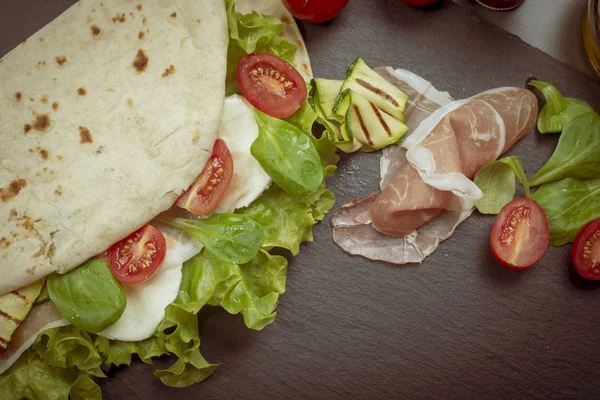 Włoski Piadina Romagnola Podpłomyk Sałatą Pomidorami Cherry Szynka Prosciutto Ser — Zdjęcie stockowe