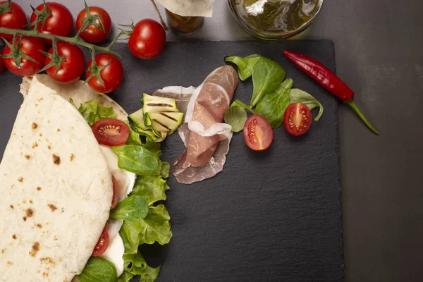 Włoski Piadina Romagnola Podpłomyk Sałata Pomidory Szynka Prosciutto Ser Mozzarella — Zdjęcie stockowe