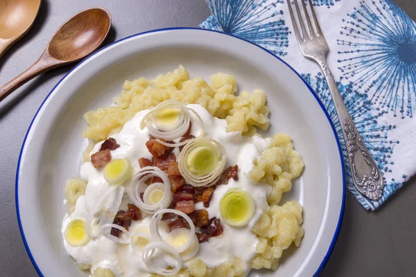 Bryndzove halusky. Geleneksel Slovak çanak - kızarmış domuz pastırması, koyun peyniri ve ekşi krema ile patates köfte.
