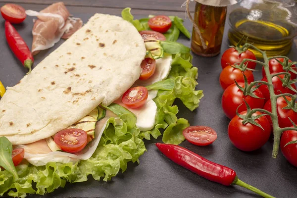 Włoski Piadina Romagnola Podpłomyk Sałata Pomidory Szynka Prosciutto Ser Mozzarella — Zdjęcie stockowe