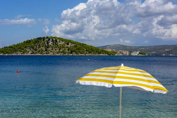 White Yellow Sun Umbrella Coast Adriatic Sea Summer Holiday Croatia — Stock Photo, Image