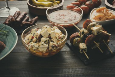 Karışık tapas veya antipasti meze eski ahşap masa üzerinde. Yeni yıl arifesinde parti. Vintage etkisi