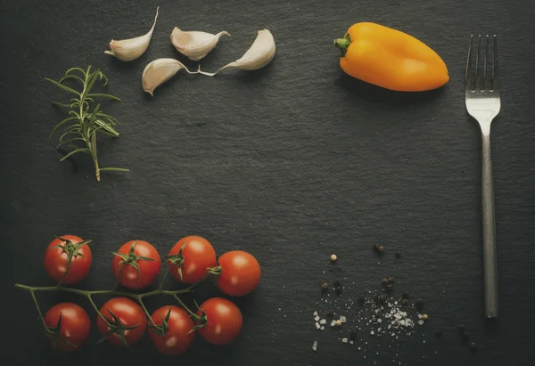 Czarny Łupek Płytki Pomidory Papryka Czosnek Rozmaryn Widelec Przyprawy Kopiować — Zdjęcie stockowe