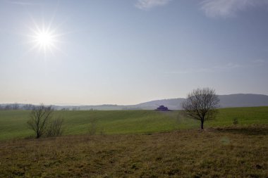 T-34 Sovyet tank ile Death Valley manzara. Kapisova yakınındaki Dukla veya Svidnik, Slovakya