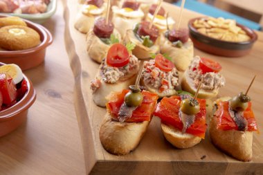 Küçük meze peynir, zeytin ve sosis şiş üzerinde. Tapas veya meze yemek