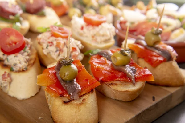 Pequenos Aperitivos Espeto Com Queijo Azeitonas Anchova Tapas Antipasto Alimentos — Fotografia de Stock