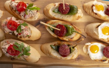 Aperatifler - İspanyolca tapas veya İtalyan antipasti çeşitli Üstten Görünüm