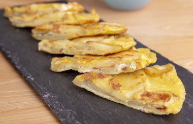 İspanyolca patates Tortilla Espanola siyah arduvaz plaka üzerinde