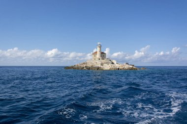Mulo deniz feneri küçük kayalık adada Hırvatistan