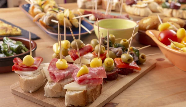 Open Broodjes Met Salami Peper Kaas Olijven Mediterrane Tapas Hapjes — Stockfoto