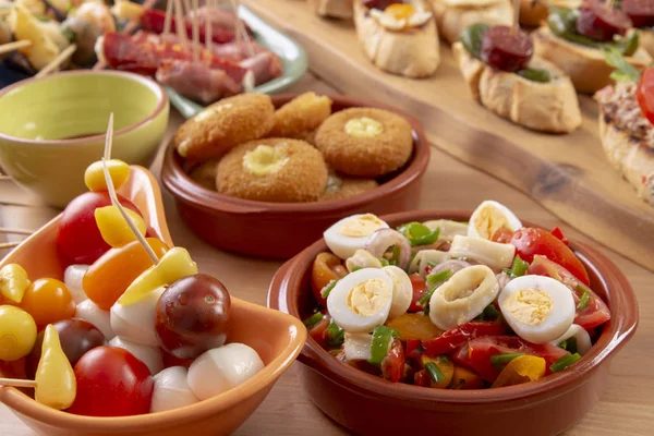 Small Appetizers Skewers Cheese Olives Sausage Tapas Antipasto Food — Stock Photo, Image