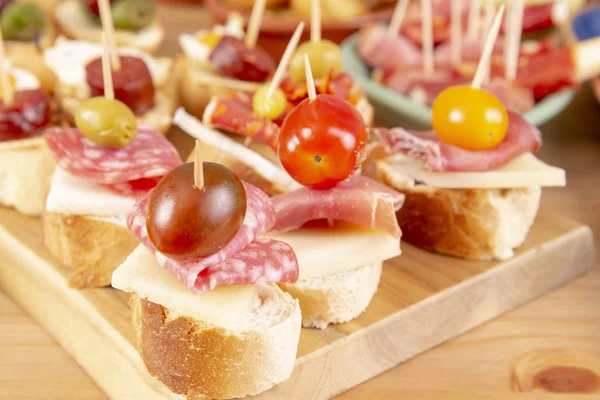 Panini Aperti Con Salumi Pepe Formaggio Olive Snack Tapas Mediterranee — Foto Stock