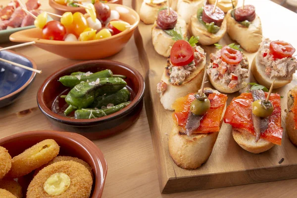 Sandwiches Abiertos Con Salami Pimienta Queso Aceitunas Snacks Tapas Mediterráneas — Foto de Stock