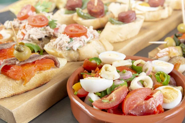 Piccoli Antipasti Spiedino Con Formaggio Olive Salsiccia Alimenti Tapas Antipasti — Foto Stock