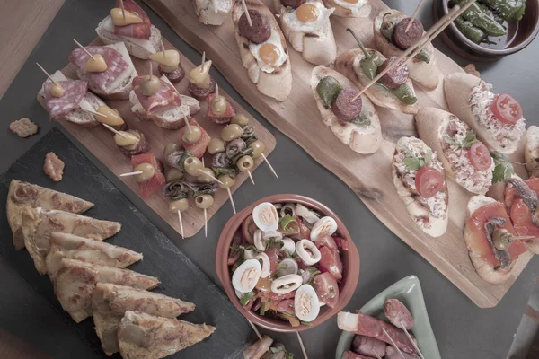 Draufsicht Auf Spanische Tapas Snacks Mit Oliven Sardellen Und Paprika — Stockfoto