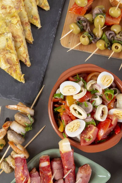 Vista Dall Alto Degli Snack Tapas Spagnole Con Olive Acciughe — Foto Stock