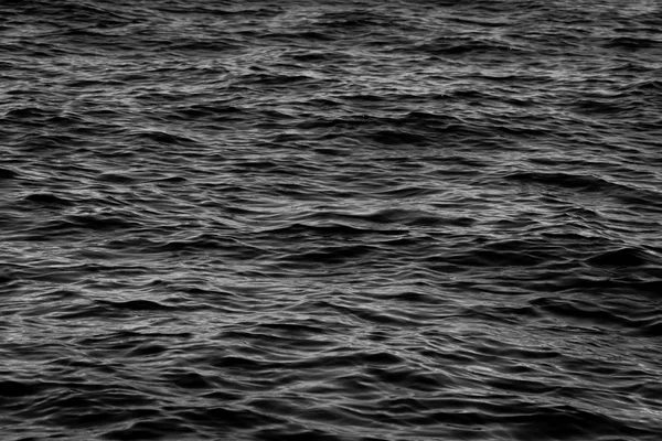 Koyu Siyah Beyaz Deniz Suyu Ile Sakin Dalgalar Doku Arka — Stok fotoğraf