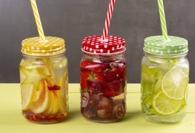 Taze soğuk su ile limon, limon ve carambola ve çilek ve ahududu 