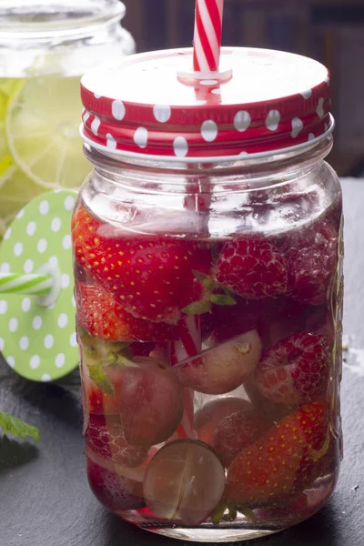 Çilek ve ahududu cam temiz soğuk suyla