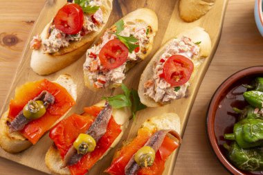 Tapas. Çeşitli atıştırmalıklar. Üstte görüntü