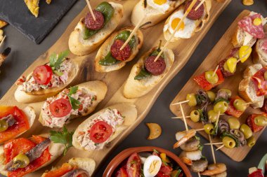 Tapas. Çeşitli atıştırmalıklar. Üstte görüntü
