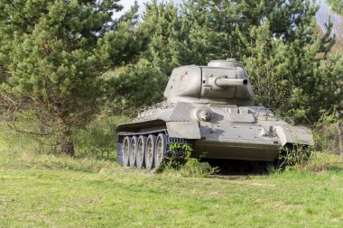 Ölüm Vadisi'nde Rus T-34 tankı