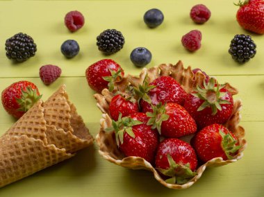 Dondurma için taze çilek meyve