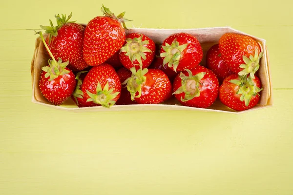 Vista superior de la cesta con fresas frescas —  Fotos de Stock