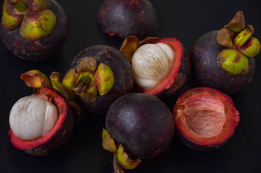Mangosteens 'i tamamla ve kes. 