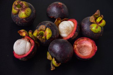 Mangosteens 'i tamamla ve kes. 
