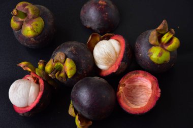 Mangosteens 'i tamamla ve kes. 
