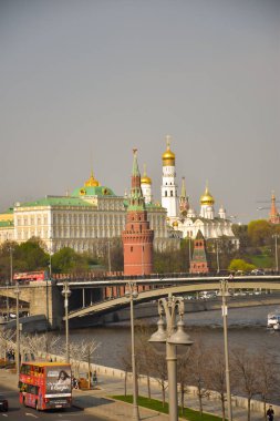 Kremlin ve Moskova nehri üzerinde köprü bir görünüm