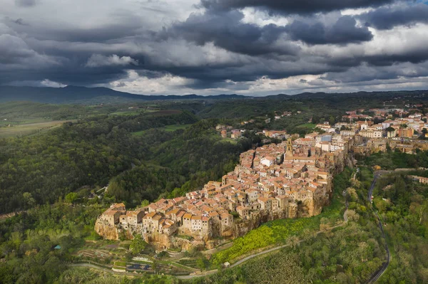 Terbang di atas kota tua di Tuscany di Italia di musim semi matahari terbenam . — Stok Foto