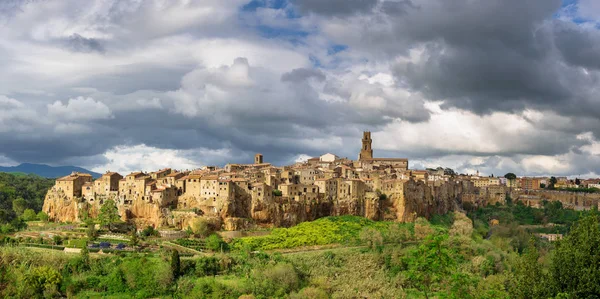 Gola verde con una città medievale su una collina e il cielo blu in t — Foto Stock