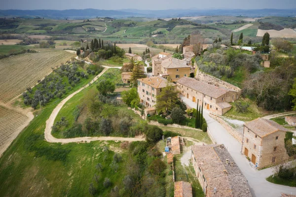 Kota kecil Lucignano d 'Asso, diambil dari atas, menerbangkan dr. — Stok Foto
