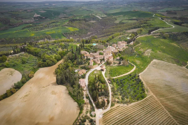 เมืองเล็ก ๆ ของ Lucignano d'Asso ถ่ายจากด้านบนบิน dr — ภาพถ่ายสต็อก