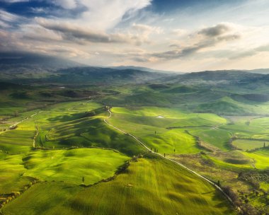 Tuscany 'nin mükemmel manzarası üzerinde bahar uçuşu.