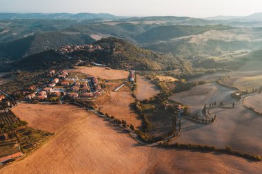 Gökyüzünden manzaralı güzel bir Toskana kasabası üzerinde uçmak.